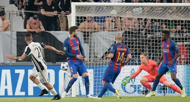 Mặc tin đồn, Riyad Mahrez tập luyện hăng say trong ngày đầu hội quân - Bóng Đá