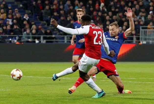 Mahrez tranh thủ chơi bóng phủi khi về thăm quê - Bóng Đá