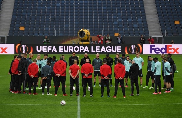 Dàn paparazi nằm rạp trước độ hot của Ajax - Bóng Đá