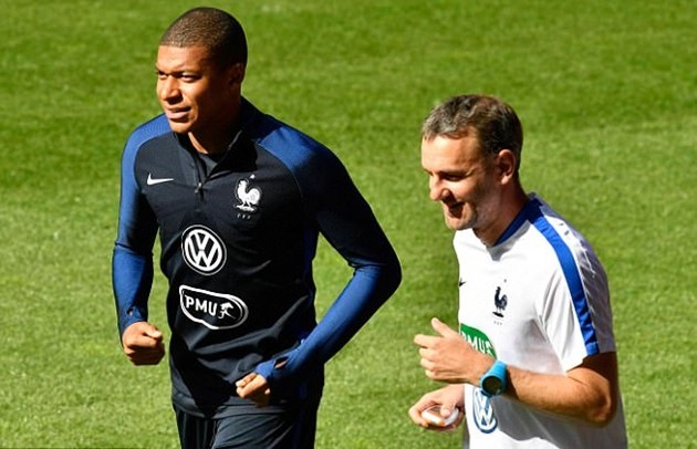 Vừa lên tuyển, Kylian Mbappe đã gặp vận đen - Bóng Đá