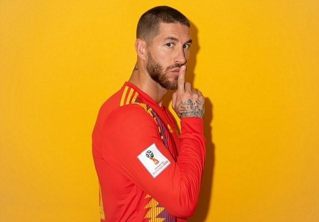 ramos khoe hình xăm - Bóng Đá