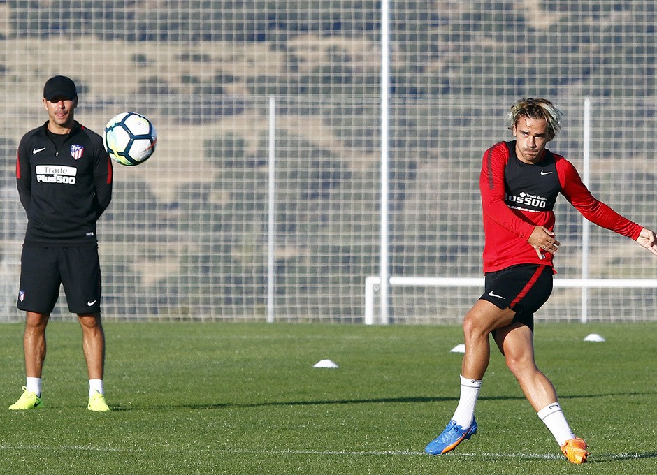 Trình làng tóc mới Griezmann tập hăng say trên đất Mỹ - Bóng Đá