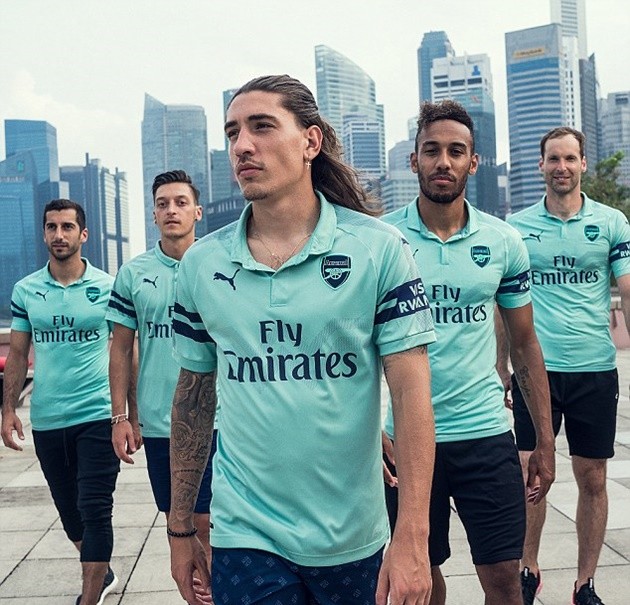 NHM Singapore chen nhau trong ngày ra mắt mẫu áo sân khách của Arsenal - Bóng Đá