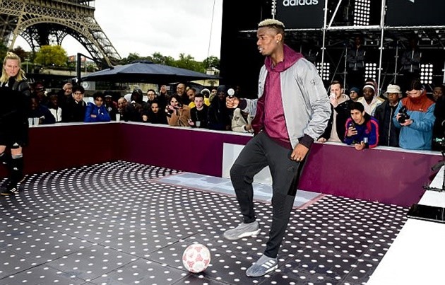 Pogba rạng rỡ bên mẹ hiền trong chiến dịch quảng bá cho Adidas - Bóng Đá