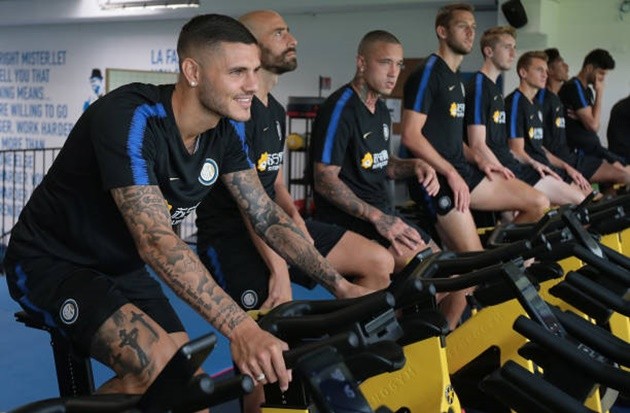 Icardi cực kì tinh nghịch trong ngày Inter hội quân - Bóng Đá