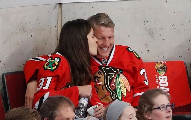 Bastian Schweinsteiger đi xem khúc côn cầu cùng vợ - Bóng Đá
