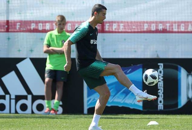 Hậu hat-trick, Ronaldo tiếp tục luyện tuyệt kĩ trên sân tập - Bóng Đá