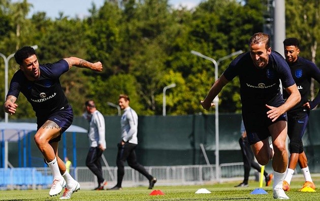 Kyle Walker tròn mắt nhìn Harry Kane đua tốc độ trên sân tập - Bóng Đá