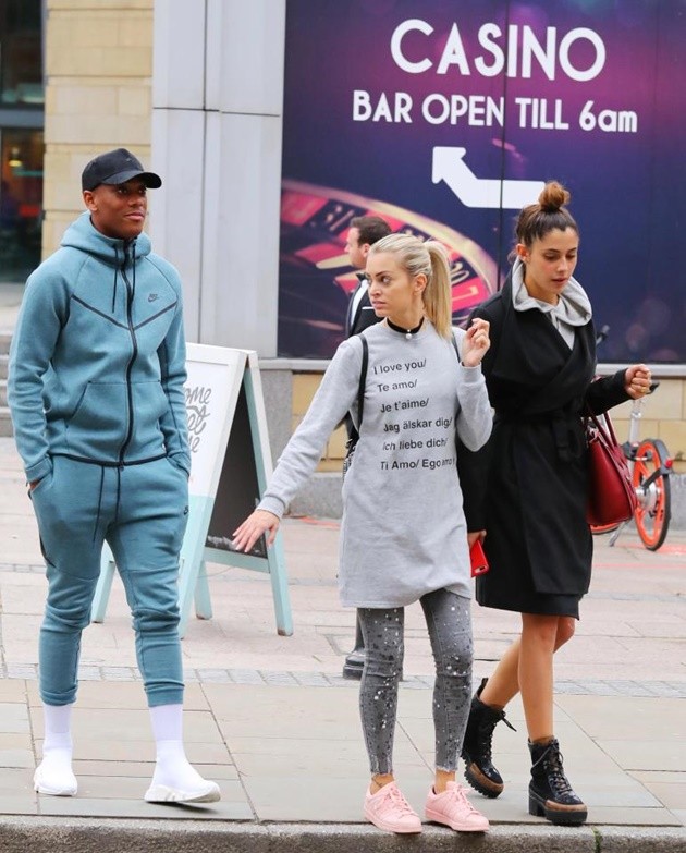 Anthony Martial dạo phố cùng bạn gái xinh như mộng - Bóng Đá