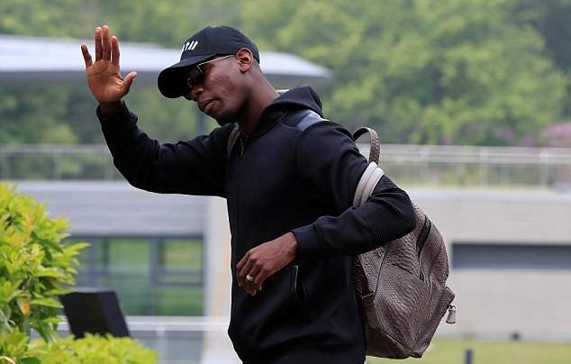 Pogba ăn mặc cực chất khi lên tuyển - Bóng Đá