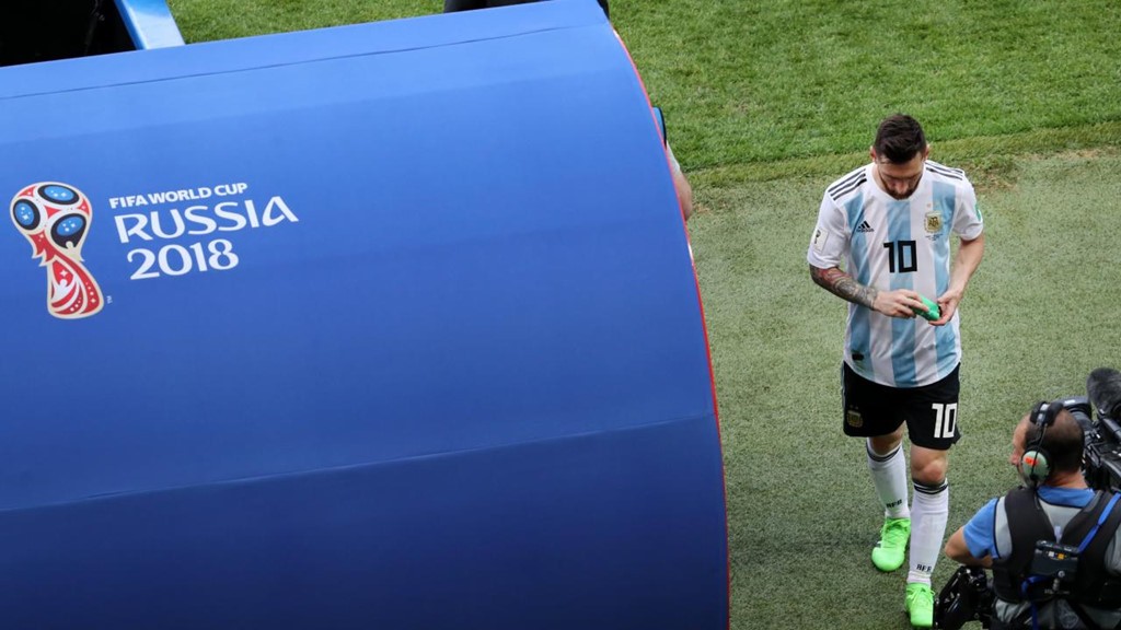 Sau thất bại, Messi và Ronaldo thành nạn nhân của ảnh chế - Bóng Đá
