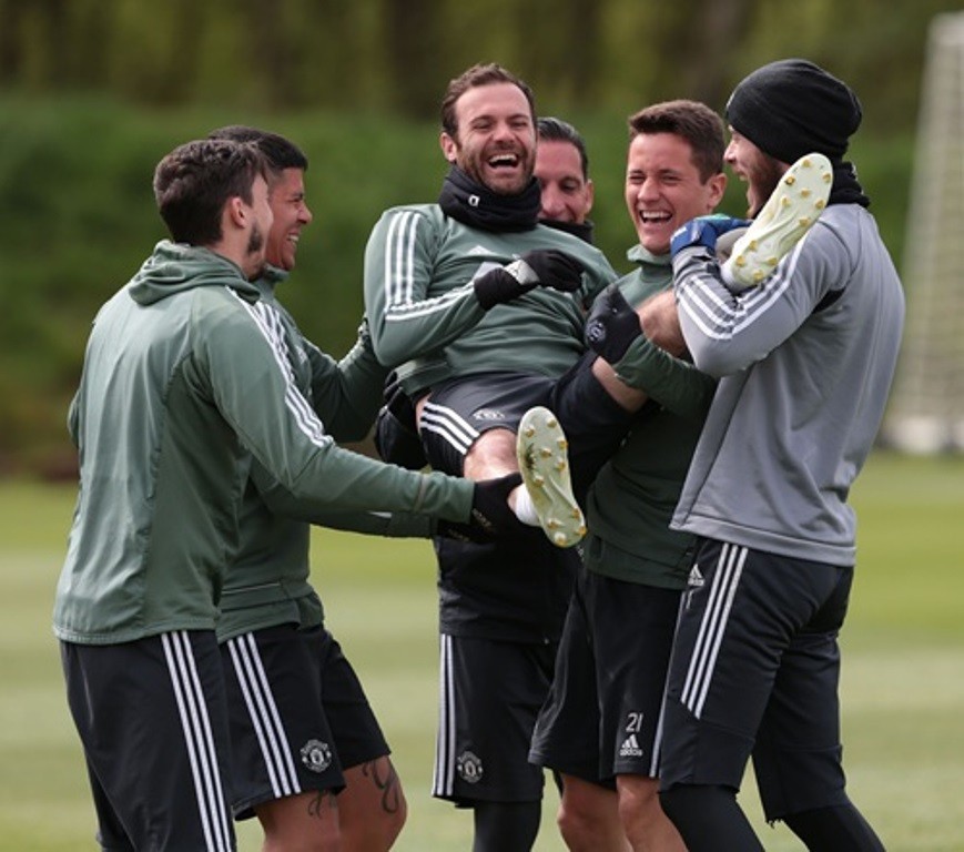 Man Utd quậy hết cỡ mừng sinh nhật Juan Mata - Bóng Đá