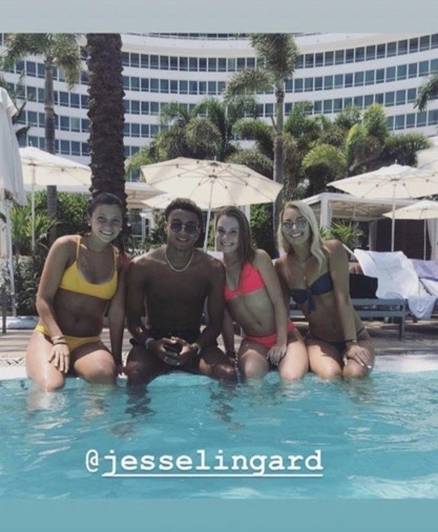 Jesse Lingard và Marcus Rashford dính như sam ở biển Miami - Bóng Đá
