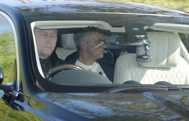 Mourinho đăm chiêu trên đường đến sân tập Carrington  - Bóng Đá