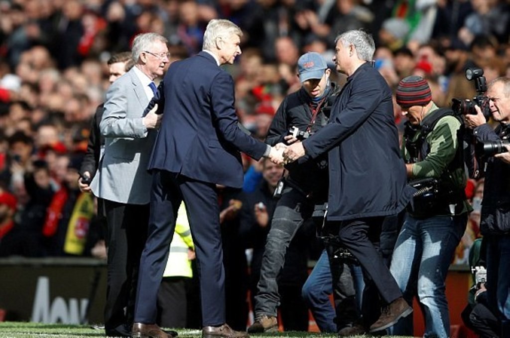 Sir Alex tái xuất, cùng Mourinho tặng quà cho HLV Wenger - Bóng Đá