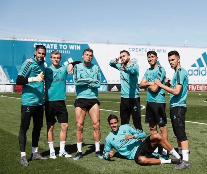 Ronaldo bị chế giễu vì hành động vén cao quần chuẩn bị sút phạt - Bóng Đá