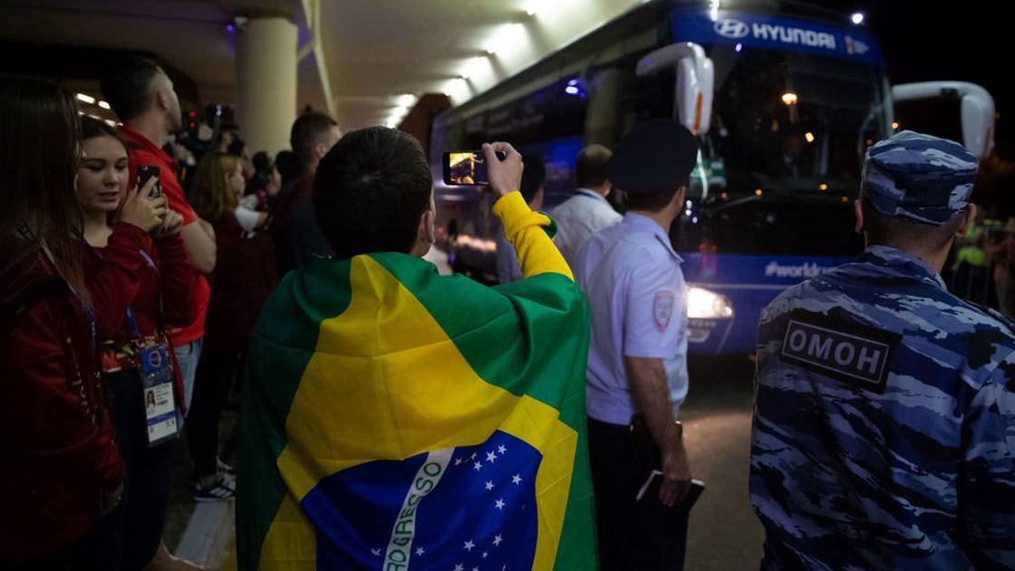 Vừa đến Nga, Neymar rủ đồng đội đi tắm nắng - Bóng Đá