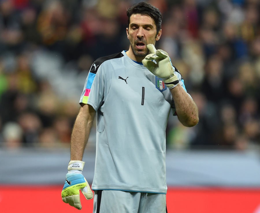 10 thủ môn xuất sắc nhất do NHM bình chọn: Kahn chỉ chịu thua Buffon - Bóng Đá