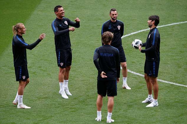 Dàn sao Real ôn lại kí ức Champions League, cười lớn tại Anfield - Bóng Đá