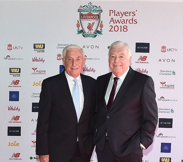 Gala trao giải cuối năm của Liverpool: Mohamed Salah 'mỏi tay' nhận quà - Bóng Đá