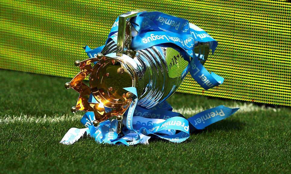 Sau màn rước cúp, dàn sao Man City chơi xuyên đêm - Bóng Đá