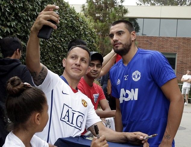 'Bậc thầy diễn xuất' Hollywood đến tận khu tập luyện tại Man Utd tại Mỹ - Bóng Đá