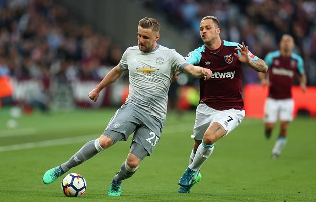 Adrian chặn hai siêu phẩm của Lingard cùng một kịch bản - Bóng Đá