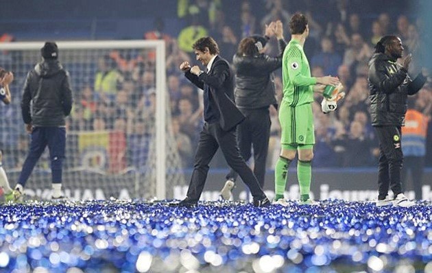 Bà xã Conte bật khóc trong ngày Stamford Bridge chào đón tân vương - Bóng Đá