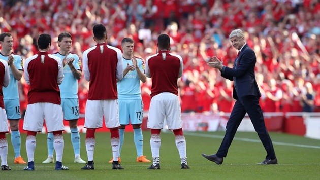 CĐV Arsenal tranh thủ từng ngày khi còn được thấy Wenger - Bóng Đá