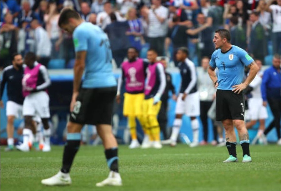 Luis Suarez rơi lệ trong ngày Uruguay chia tay World Cup 2018 - Bóng Đá