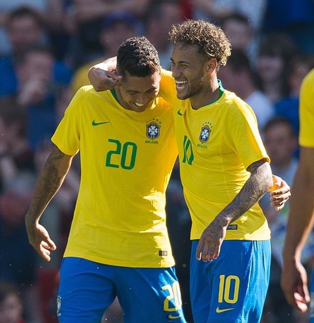Alex Oxlade-Chamberlain chống nạng đến Anfield xem đồng đội thi đấu - Bóng Đá