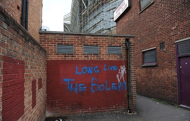 Sân Upton Park hơn 100 năm tuổi tan hoang thảm thương - Bóng Đá