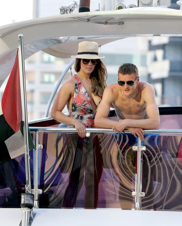 Jamie Vardy tình tứ bên cô vợ Rebekah ở Dubai - Bóng Đá