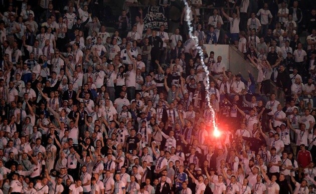 Hooligan phá nát trận đấu của Hertha Berlin - Bóng Đá