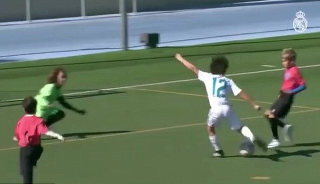 Con trai Marcelo làm điều không tưởng trong phòng thay đồ của Real Madrid - Bóng Đá