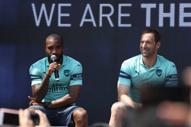 NHM Singapore chen nhau trong ngày ra mắt mẫu áo sân khách của Arsenal - Bóng Đá