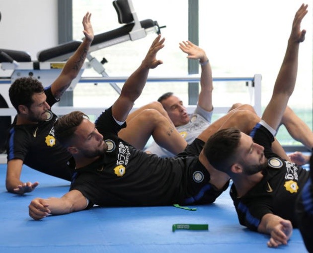 Icardi cực kì tinh nghịch trong ngày Inter hội quân - Bóng Đá