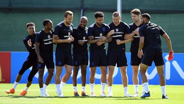 Kyle Walker tròn mắt nhìn Harry Kane đua tốc độ trên sân tập - Bóng Đá