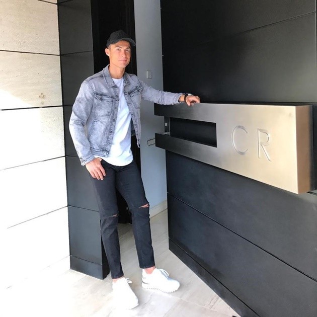 Choáng váng với tiện nghi như khách sạn 5 sao trong căn nhà rao bán của CR7 - Bóng Đá