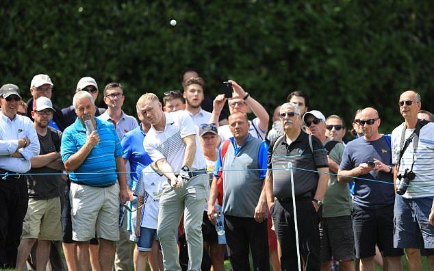 Carrick trổ tài đánh golf cùng Scholes và Nicky Butt - Bóng Đá