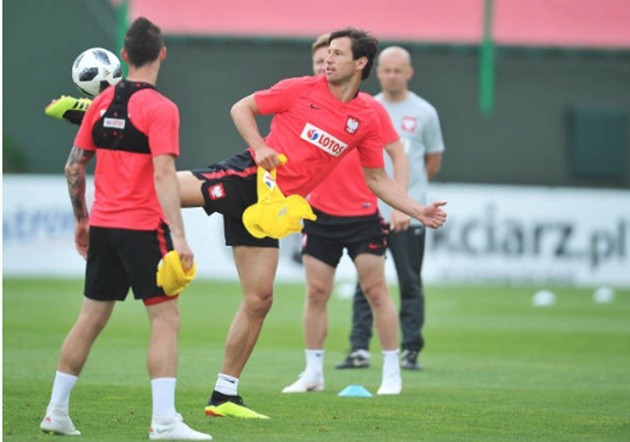 Lewandowski kheo cơ bắp cuồn cuộn trên sân tập Ba Lan - Bóng Đá