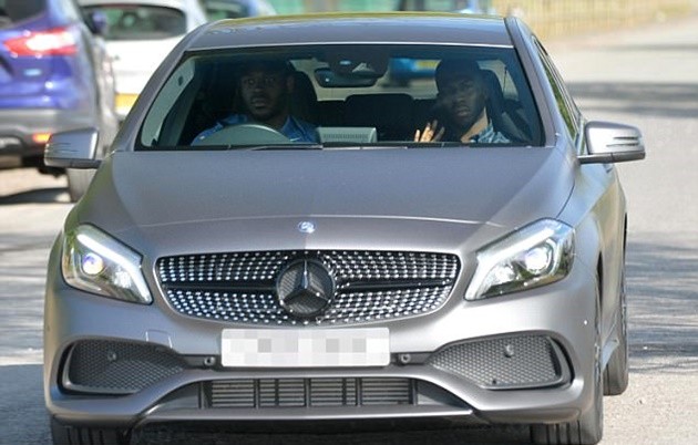 Mourinho đăm chiêu trên đường đến sân tập Carrington  - Bóng Đá