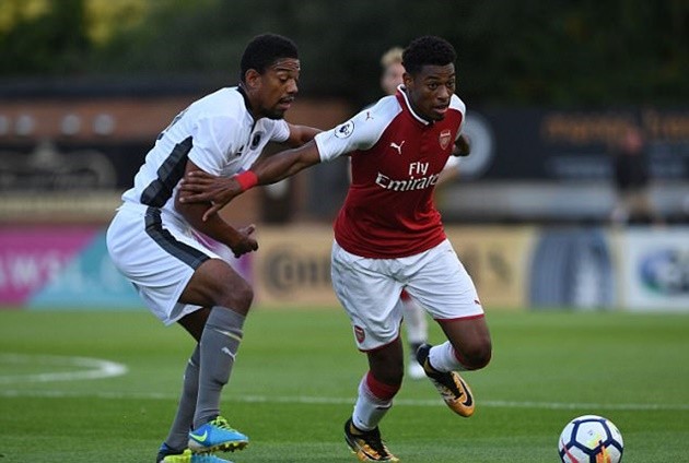 Wenger bất ngờ đi 