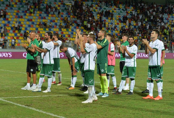 Con trai Kluivert tranh cãi với Edin Dzeko ngay lần đầu đá chính - Bóng Đá
