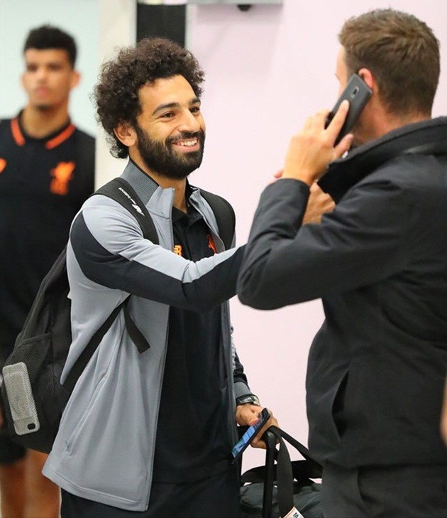 Liverpool được NHM chào đón nồng nhiệt sau khi trở lại Anh - Bóng Đá