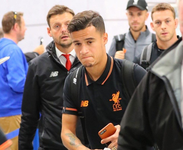 Liverpool được NHM chào đón nồng nhiệt sau khi trở lại Anh - Bóng Đá