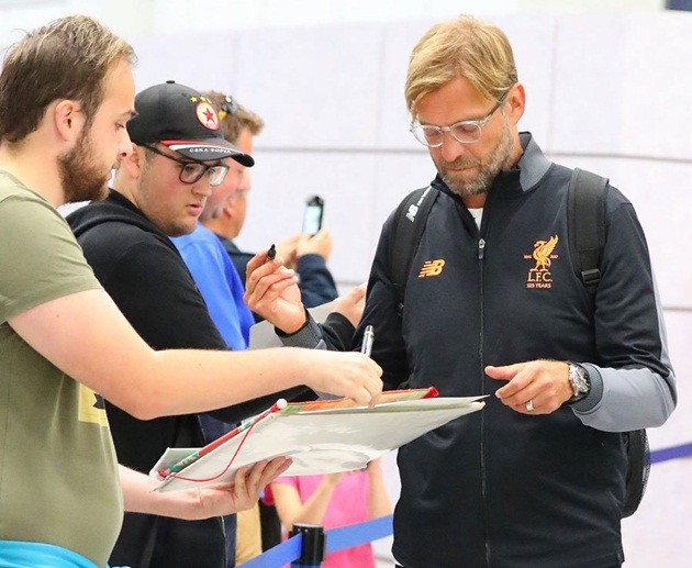 Liverpool được NHM chào đón nồng nhiệt sau khi trở lại Anh - Bóng Đá