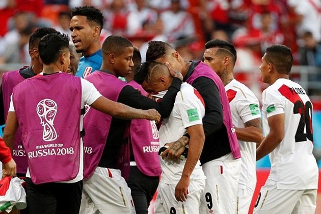 Cầu thủ Peru khóc như mưa sau khi sút bay chiến thắng của đội nhà - Bóng Đá