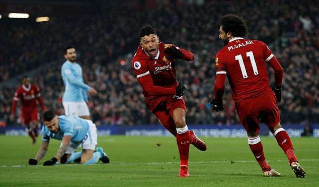 Gala trao giải cuối năm của Liverpool: Mohamed Salah 'mỏi tay' nhận quà - Bóng Đá