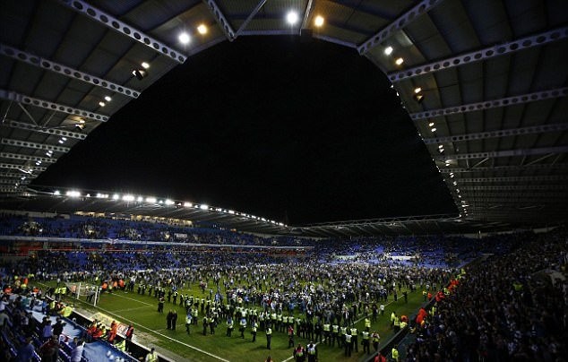 Reading vào chung kết Play-off Championship, CĐV tràn ngập sân 'bao vây' thầy trò Jaap Stam - Bóng Đá